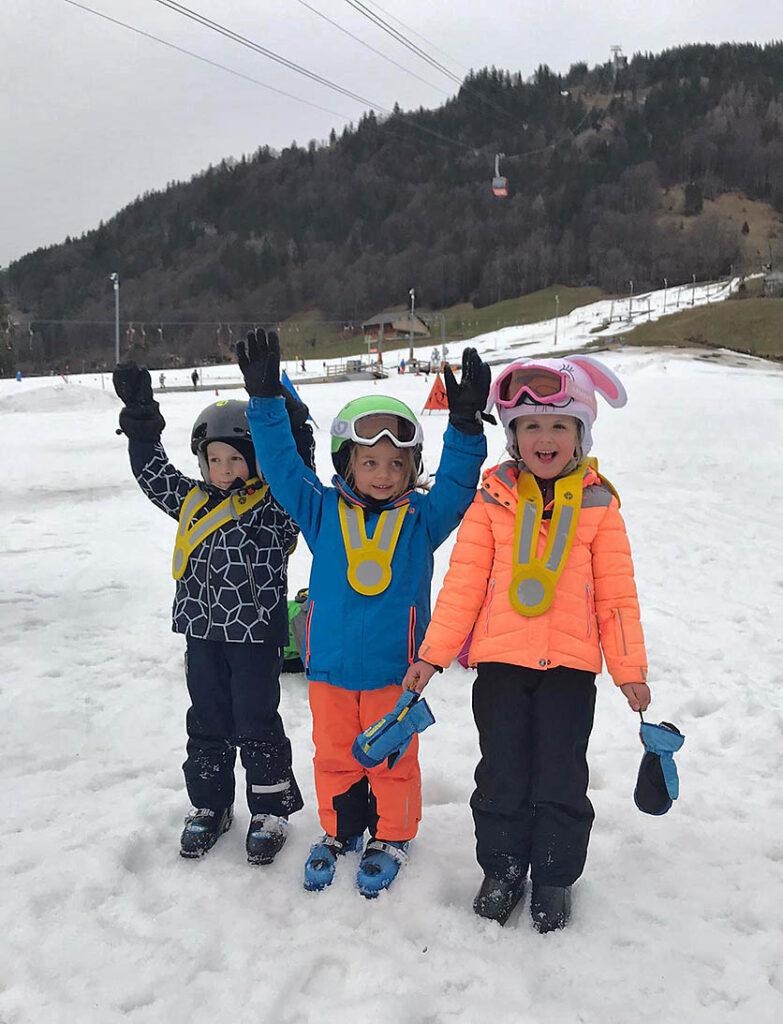 Kinderriege 1 am Skifahren