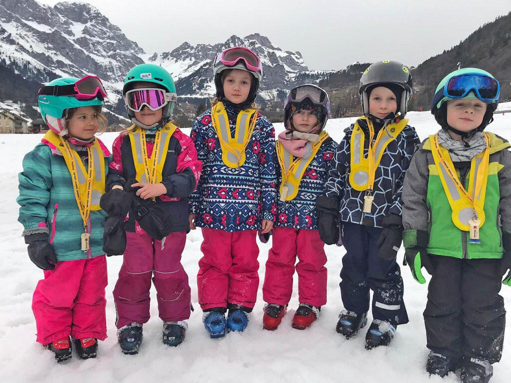 Kinderriege 1 am Skifahren