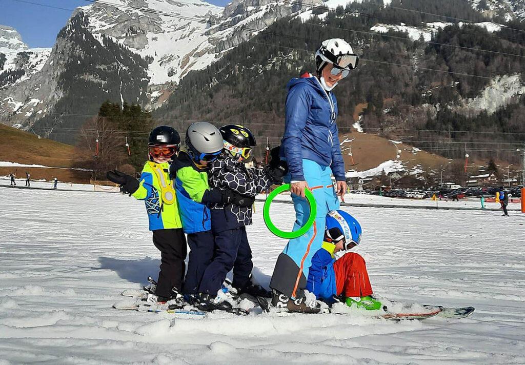 Kinderriege 1 am Skifahren