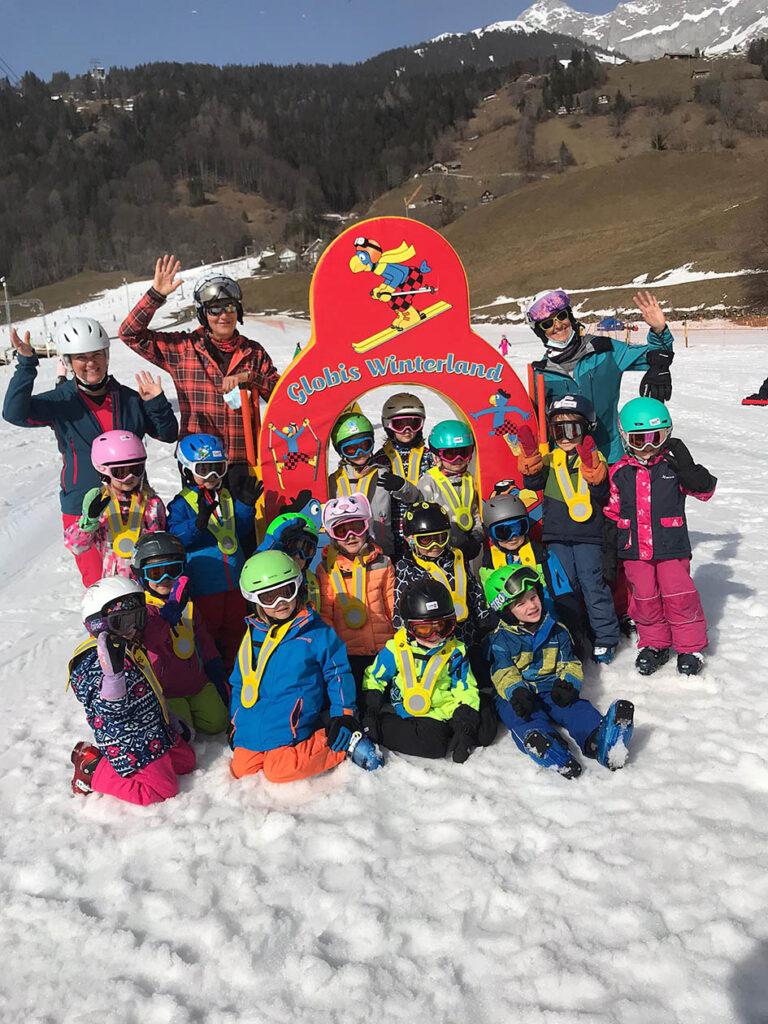 Kinderriege 1 am Skifahren