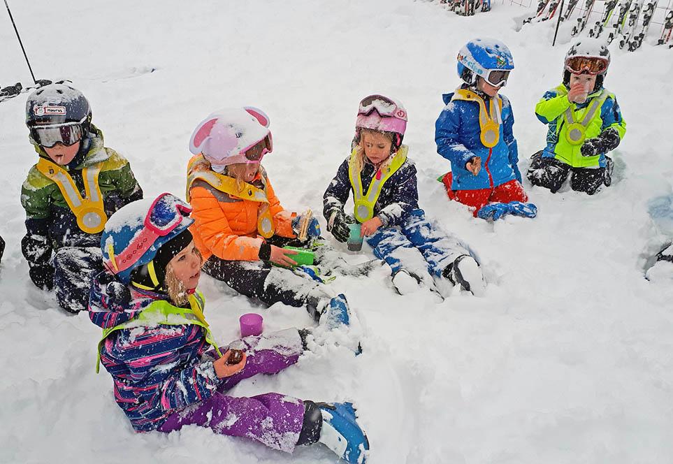 Kinderriege 1 am Skifahren